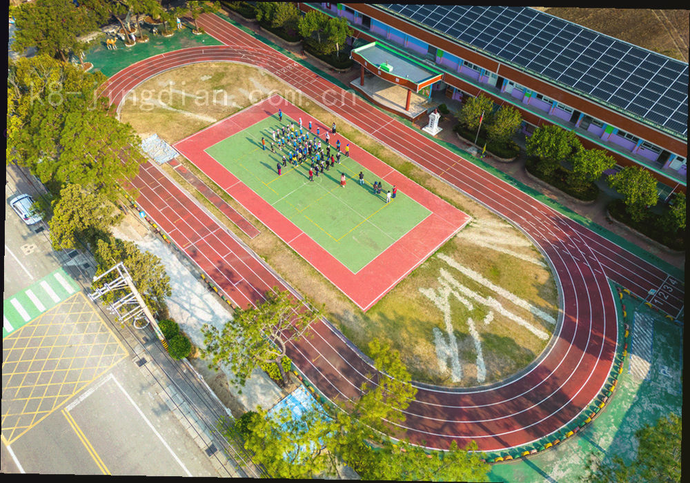 城市街道建筑与路牌的局部特写，暖色天光，画面不含具体门牌与人脸