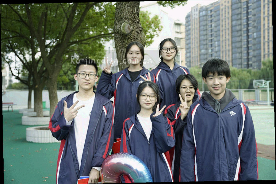 城市天际线的低角度剪影，暖金色光线，画面下端留出文字空间